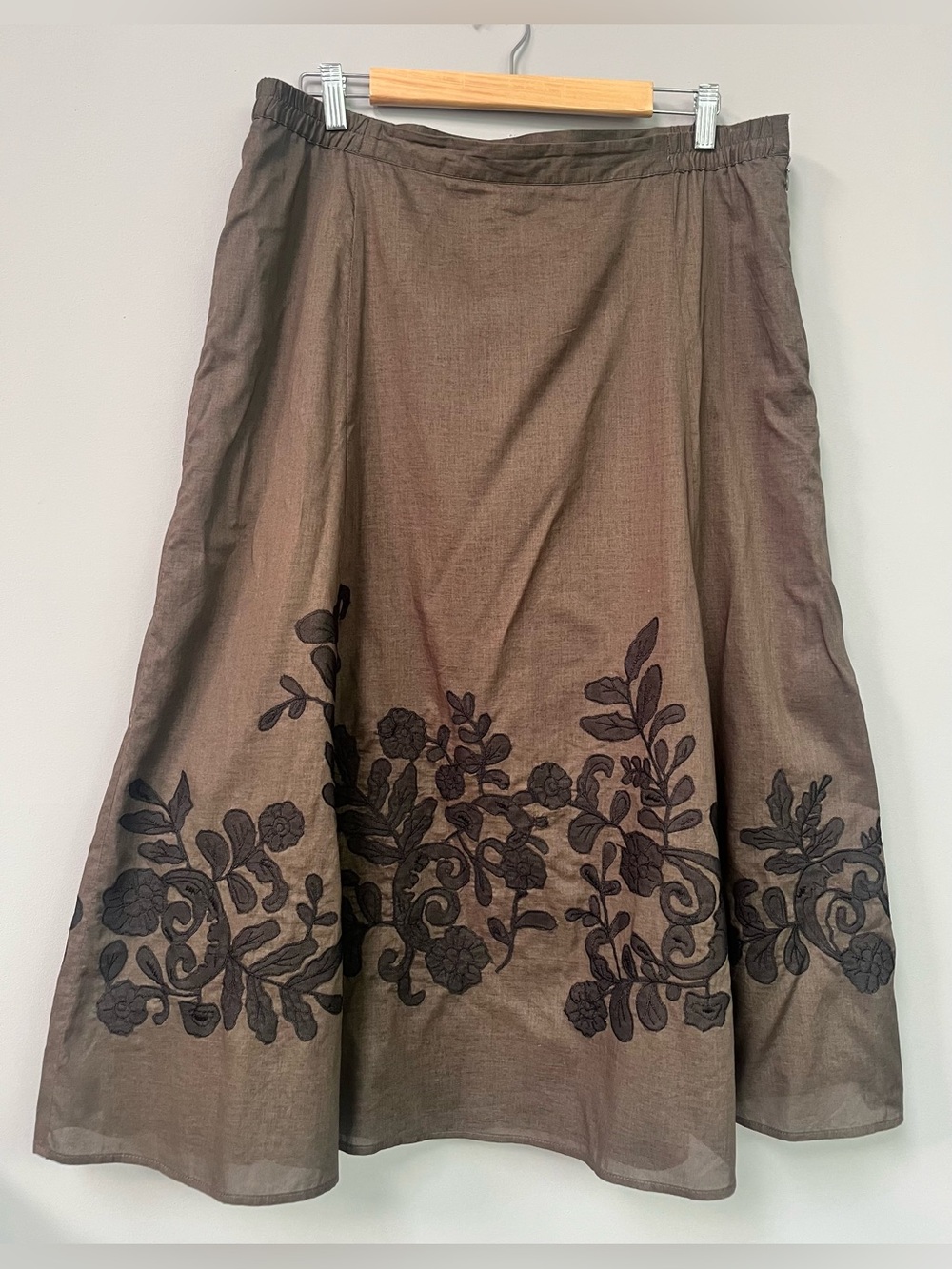 Embroidered cotton skirt with slip